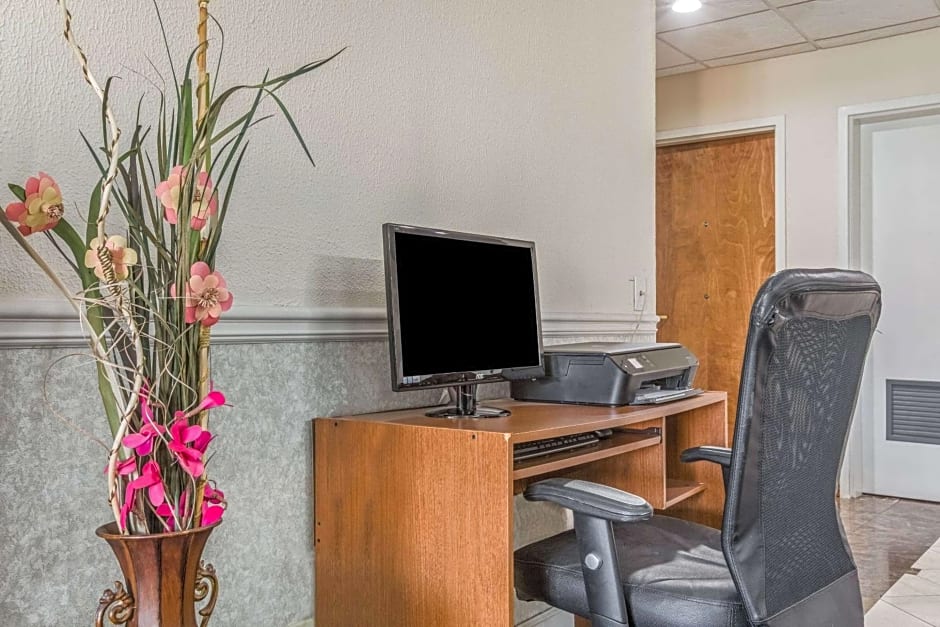 Econo Lodge Inn & Suites Marietta