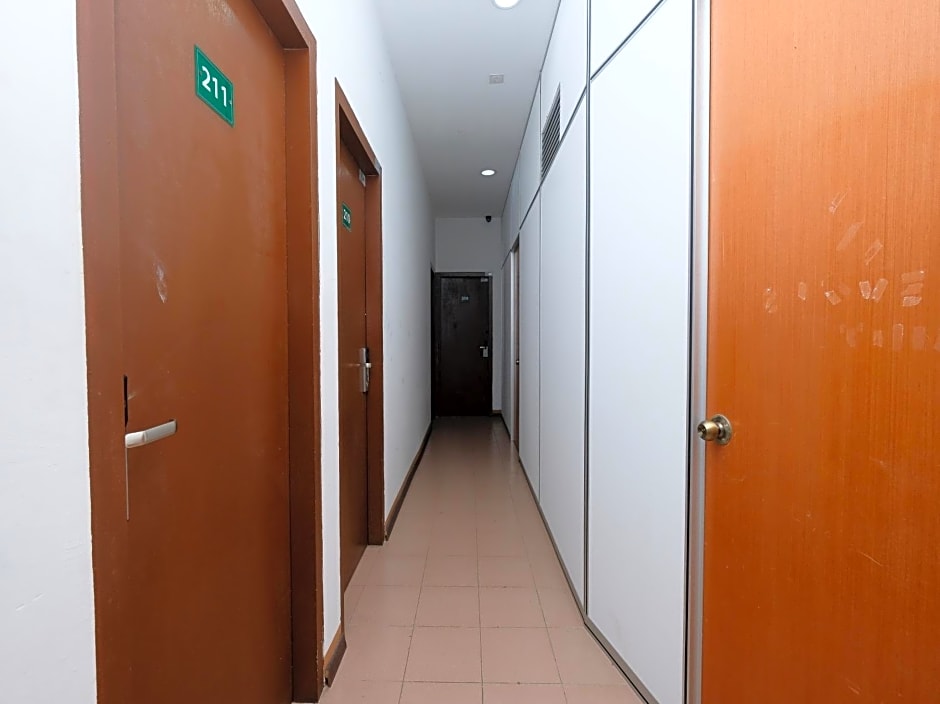 OYO 850 Gold Star Hotel