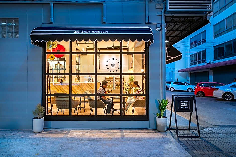 Siam Subway Hostel and Cafe