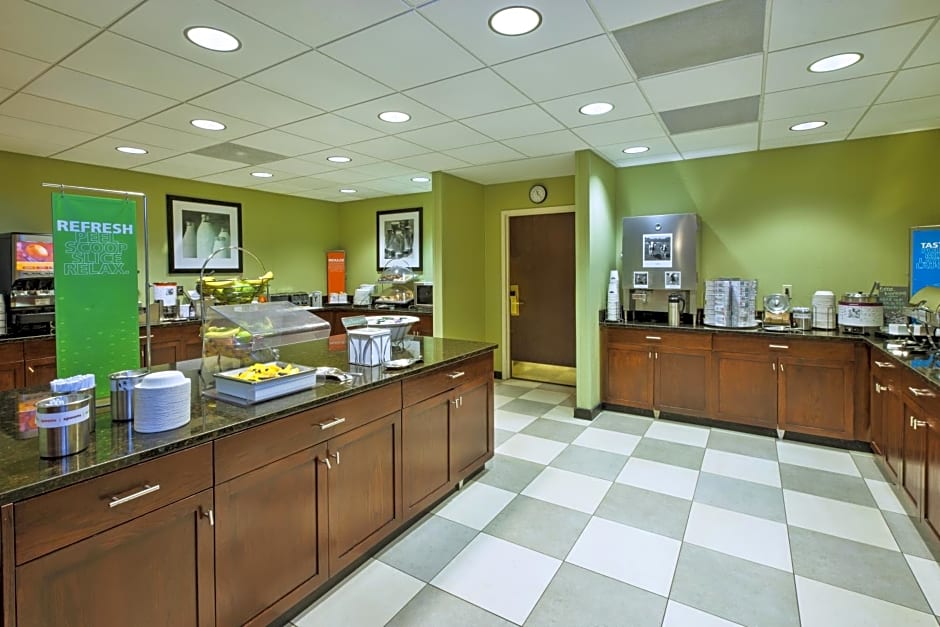 Hampton Inn & Suites Providence-Warwick Airport