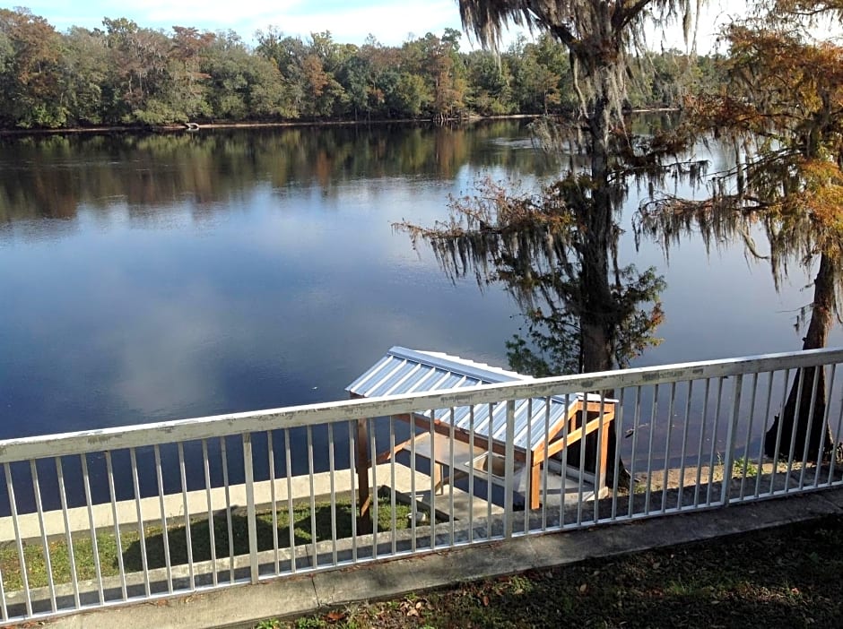 The Suwannee Gables Motel & Marina