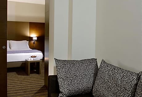 Family Room (2 Adults + 2 Children)