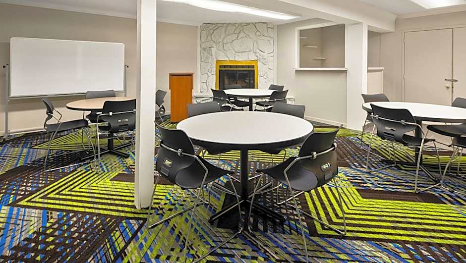 Magnuson Hotel Detroit Airport