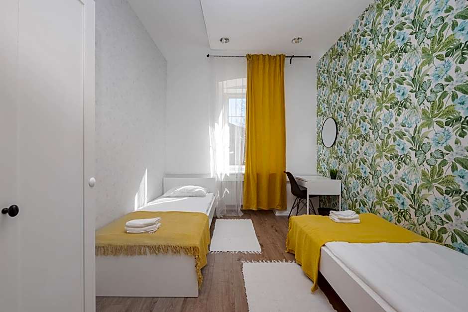 ROYAL ROOMS***