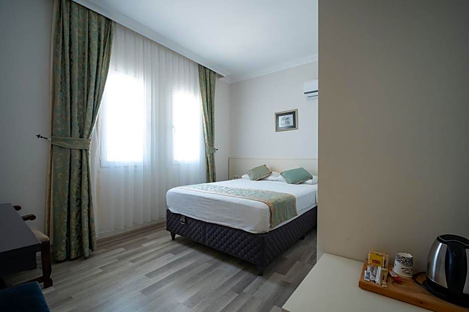 Artemis Hotel