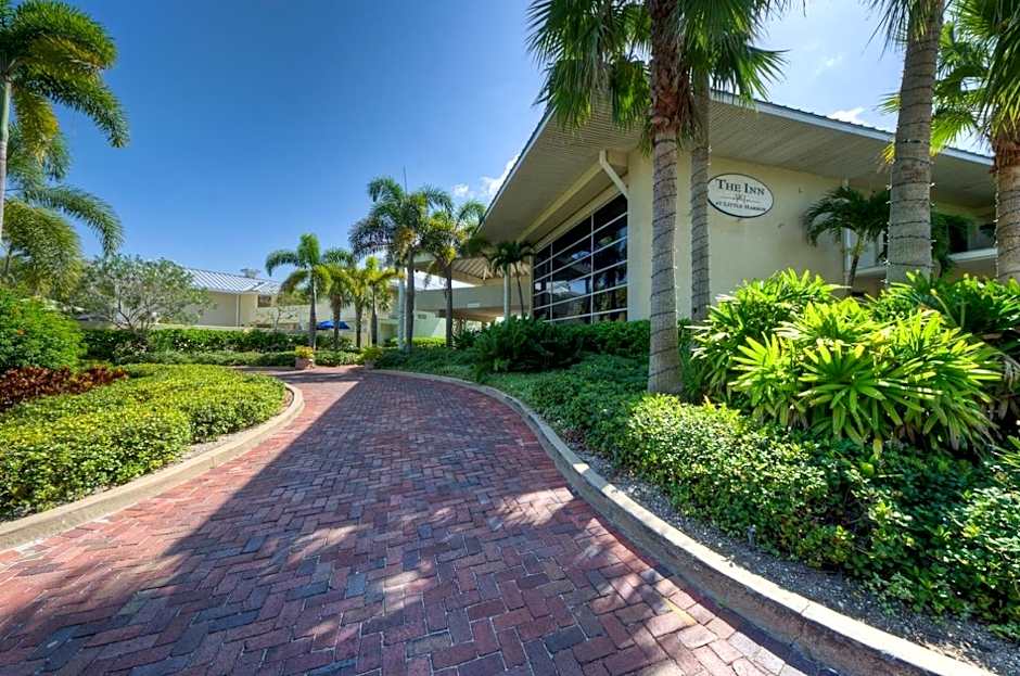 TAMPA BAY, BEACH step away, WIFI, FREE PARKING,POOLS, JACUZZI