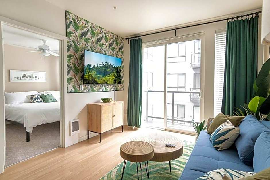 Palm Theme King Bed Paid Garage 55" 4k Smart T