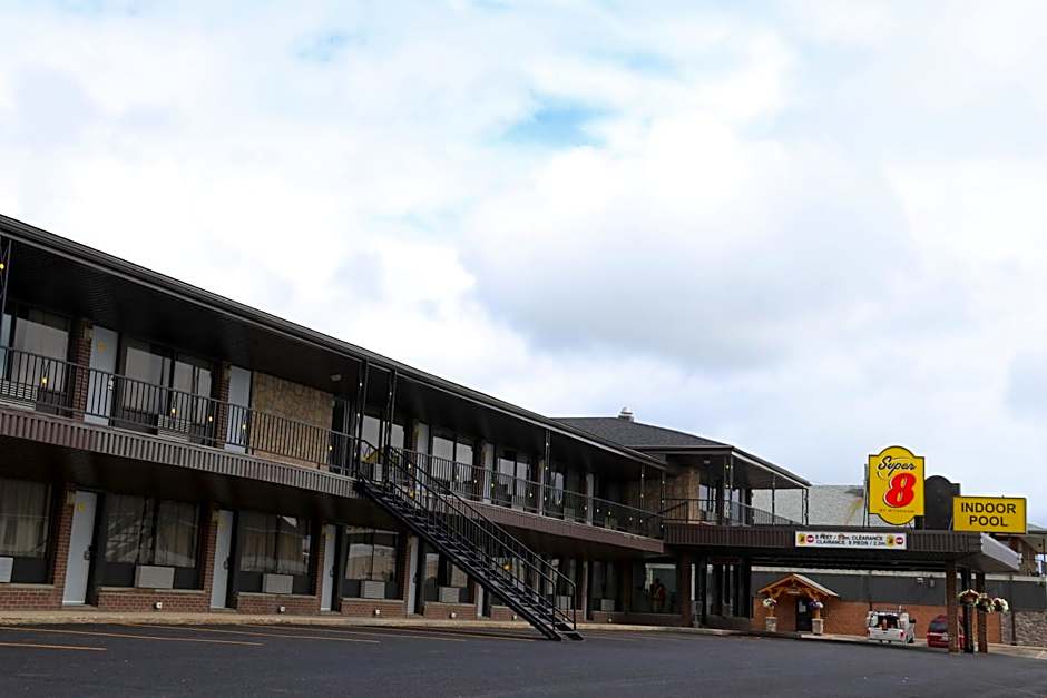 Super 8 by Wyndham Hearst ON