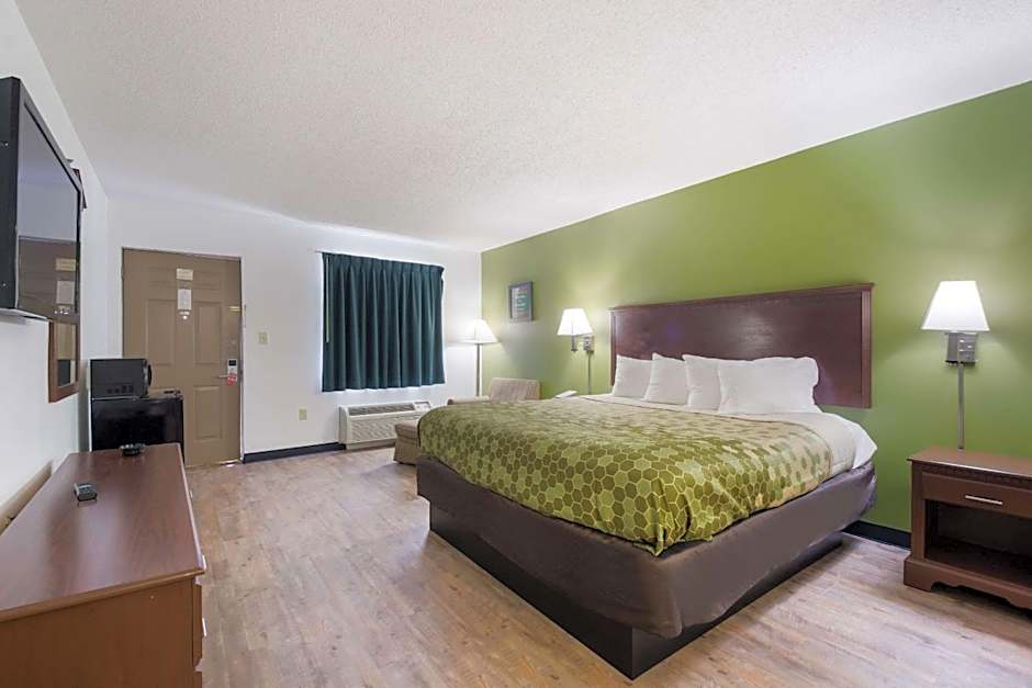 Econo Lodge Inn & Suites East