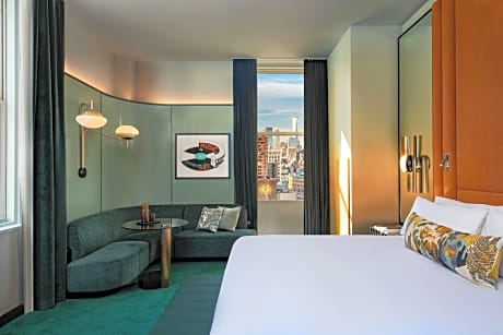 Fabulous Corner King Room with Park View - Hearing Accessible