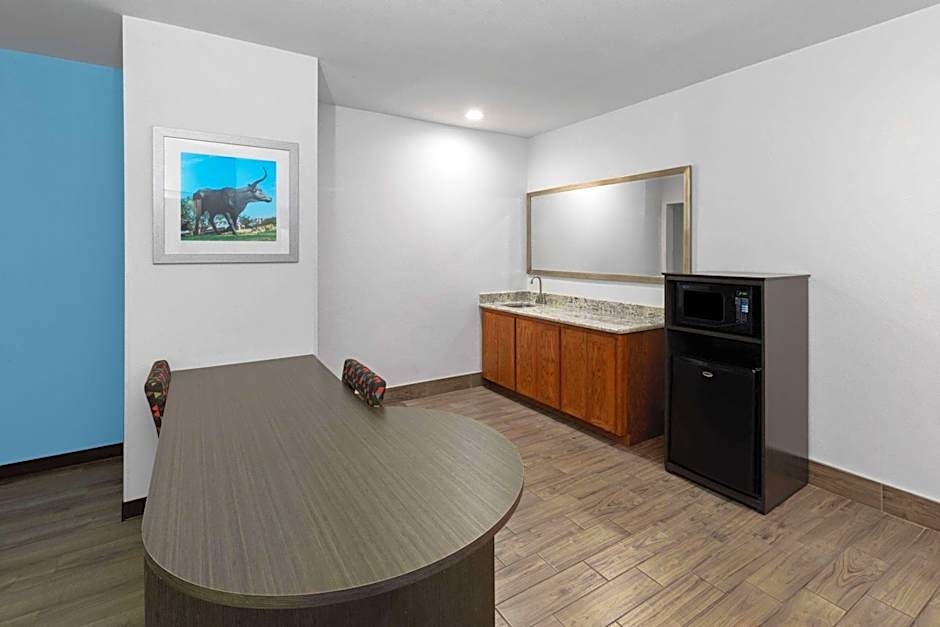 Days Inn & Suites by Wyndham Lubbock Medical Center