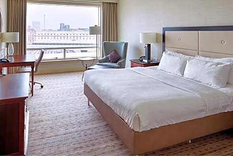 Deluxe Guest Room, 1 King, City View
