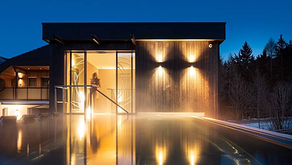 Aparthotel Familiaris - Family Apartments - Pools & Spa in Dolomites