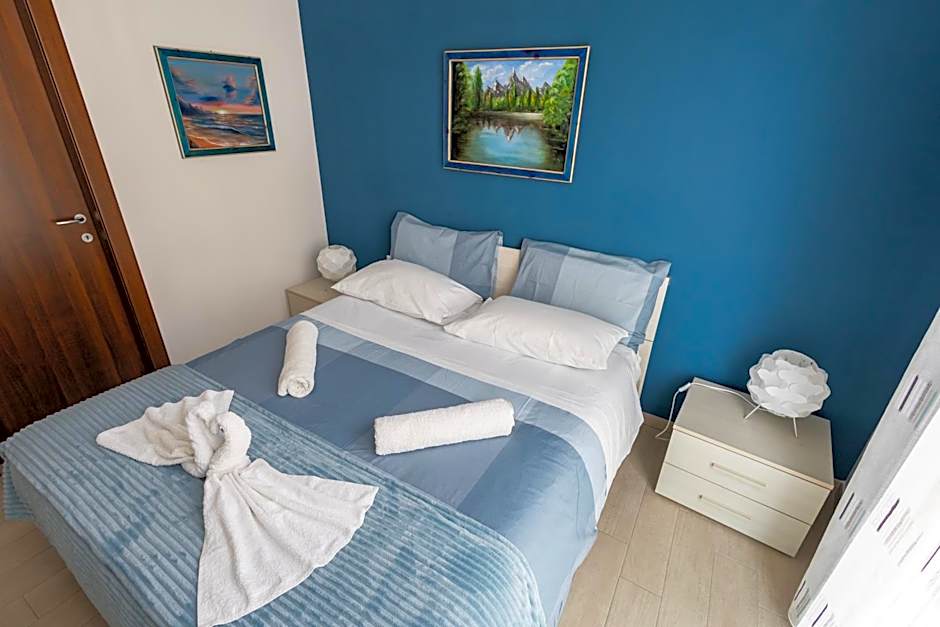 PalerMonAmour Art Gallery Suite
