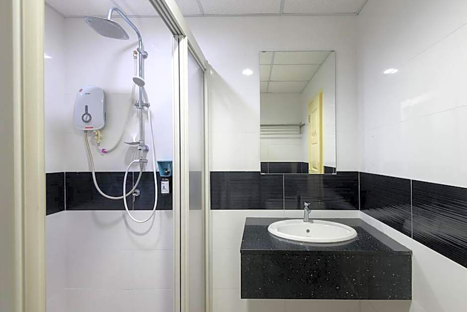 2R2B Seaview Serenity 1 to 8pax Gurney Mansion One