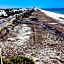 COUPLES GETAWAY, HONEYMOON SWEET, Perfectly Cozy Beach Front Condo with kitchen, pool, free parking,CHECK-IN AT DOOR