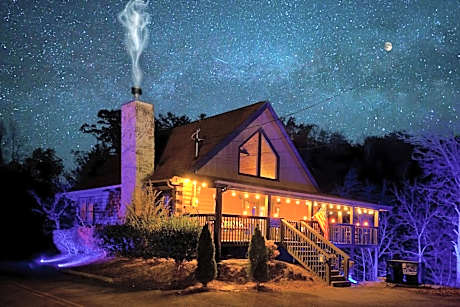 Ryes and Shine Bootlegger's Cabin! Hot Tub* Pool* Arcade* Billiards *EV * Pet Friendly