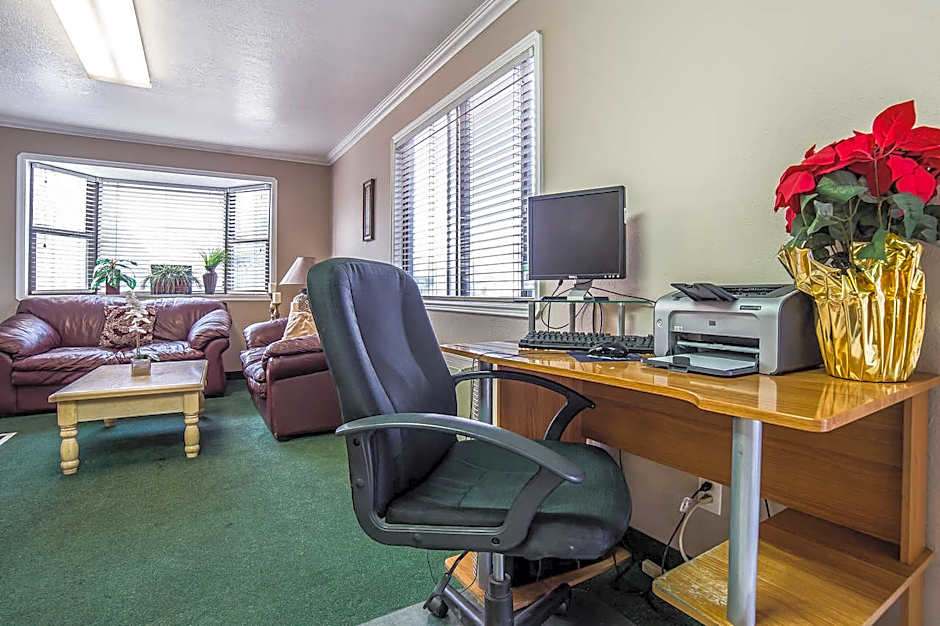 Econo Lodge Inn & Suites Logan