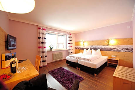 Deluxe Family Room (2 Adults + 2 Children)