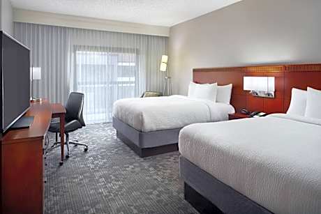 Queen Room with Two Queen Beds - Hearing Accessible