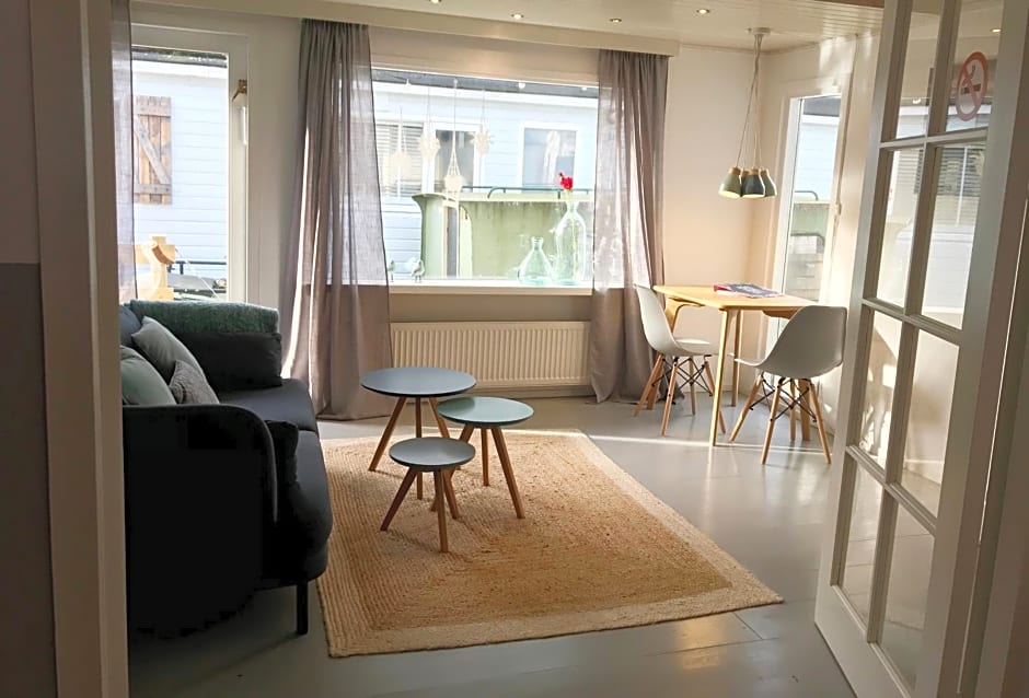 Houseboat apartment with water terrace, free parking, free bikes & fast wifi