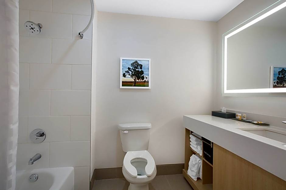 La Quinta Inn & Suites by Wyndham Manassas VA-Dulles Airport