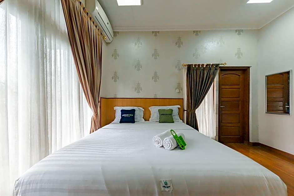Urbanview Hotel Villa Surya Bandung