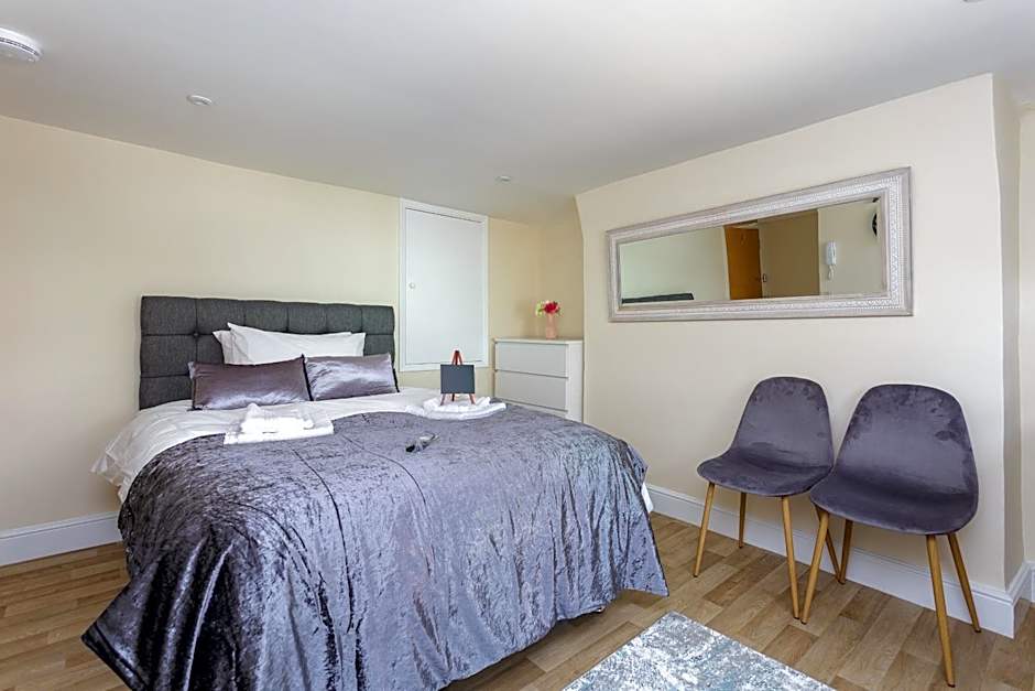 St Mary's - Modern Central Huge Studio Apartments