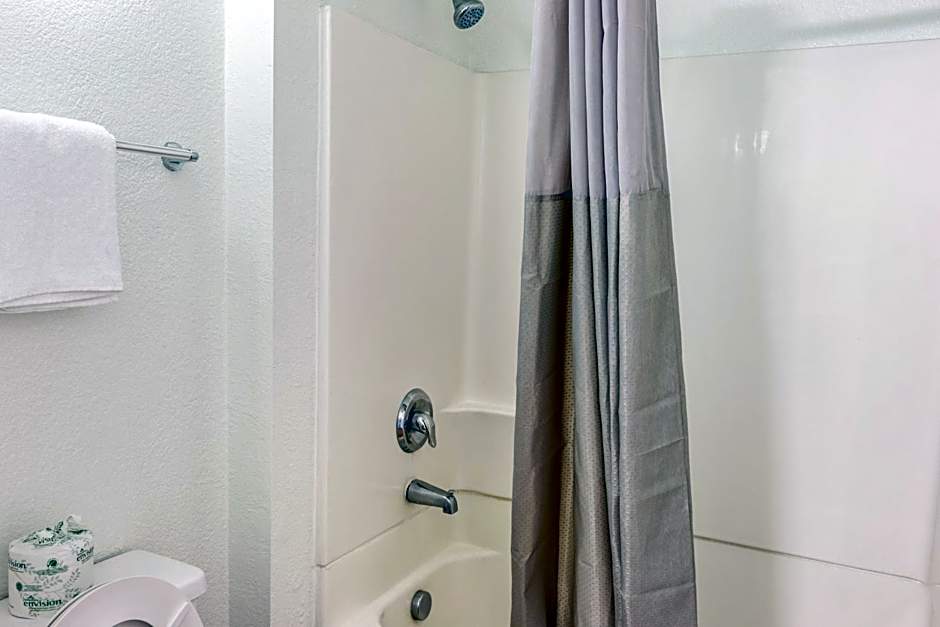 Motel 6-Bakersfield, CA - East