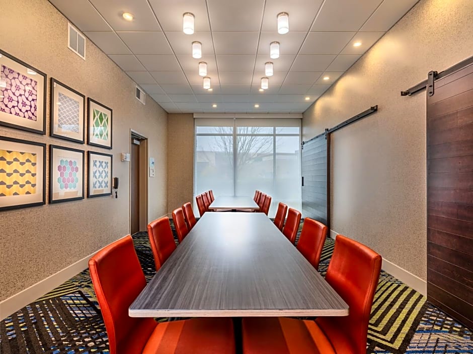 Holiday Inn Express & Suites Salem North - Keizer, an IHG Hotel