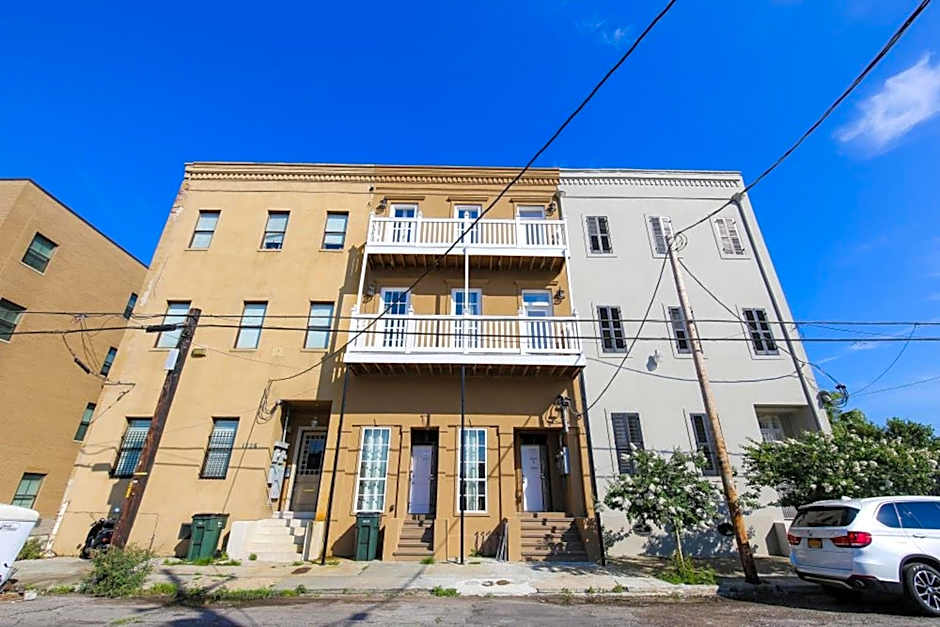 Modern 4BR Penthouse in Downtown by Hosteeva