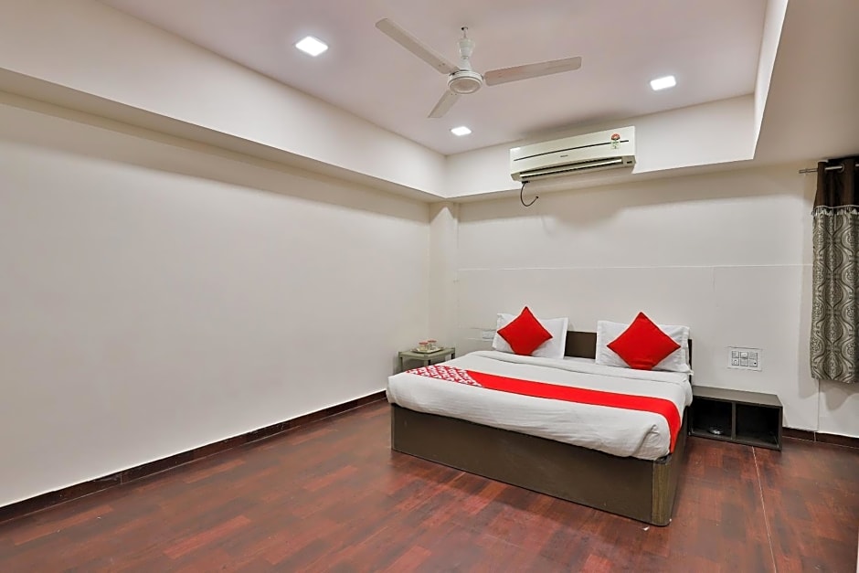 Super OYO Flagship 22477 Hotel Blue Moon