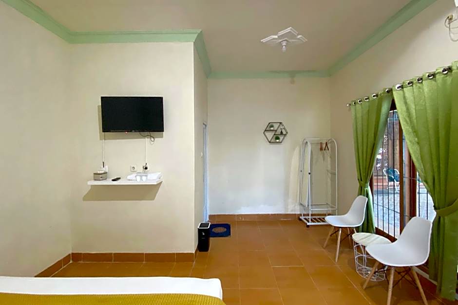 Adipura Guesthouse Syariah Mitra RedDoorz near Terminal Nganjuk