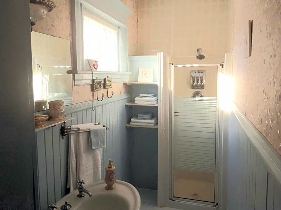 Marmora and Lake Inn and Victorian Diner