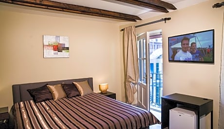 1 King Bed, Bathtub, Patio