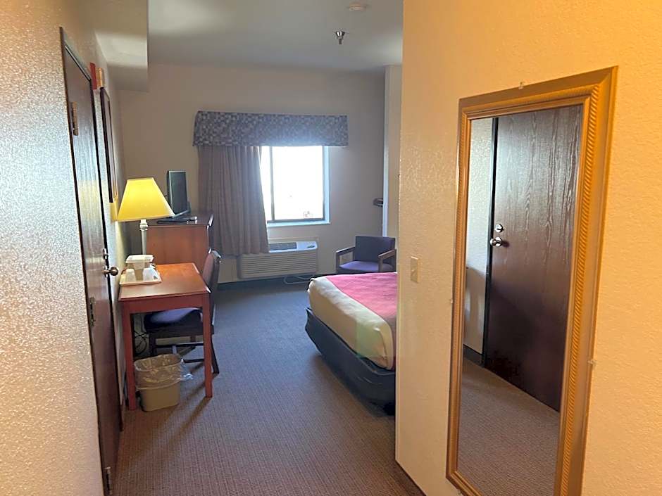 Photo 1 of 6 of 1 Queen Bed, Accessible