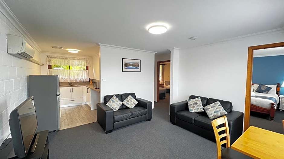 Regatta Point Tavern & Holiday Villas