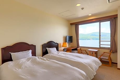 Twin Room with Private Bathroom with Lake View	