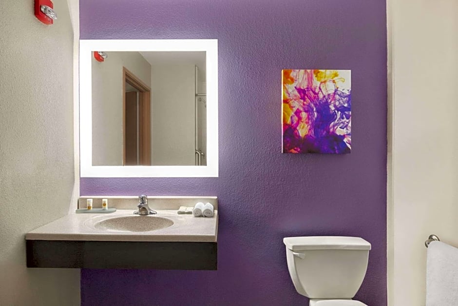 La Quinta Inn & Suites by Wyndham Lackawanna - Buffalo