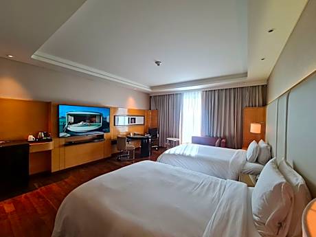 Executive Twin Room with Bathtub, Executive Lounge Access, and Daily INR 1,000 Hotel Credit