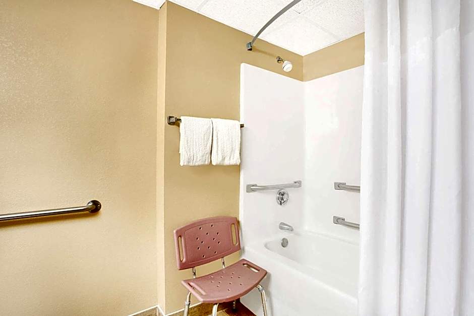 Days Inn by Wyndham Newport News City Center Oyster Point