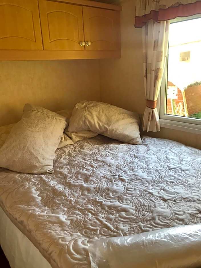 Shepherds Huts Ham Hill, 2 double beds, Bathroom, Lounge, Diner, Kitchen, LOVE dogs & Cats Looking out to lake and by Ham Hill Country Park plus parking for large vehicles available also great deals on workers long term This is the place to relax and BBQ