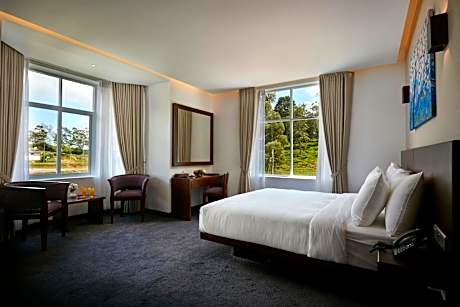 Corner Luxury Room with Mountain and Estate View