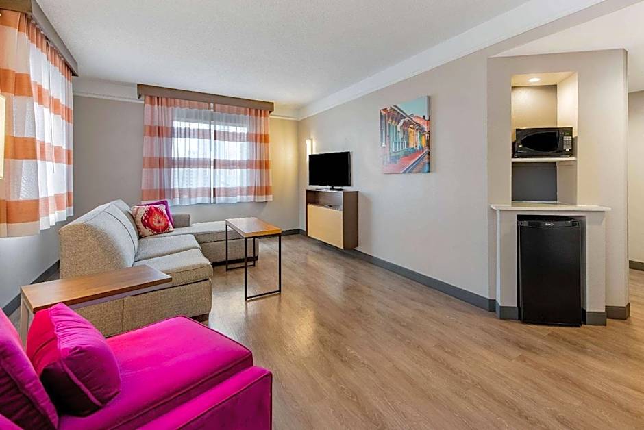 La Quinta Inn & Suites by Wyndham New Orleans Downtown