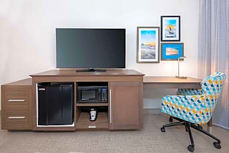 King Room Hearing Accessible with Beach View - Non-Smoking