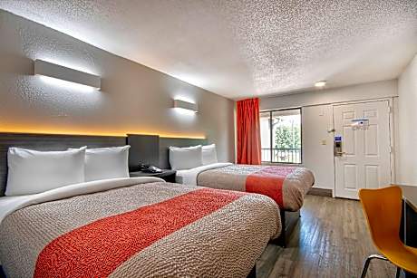 2 Queen Beds | Smoking, Micfridge