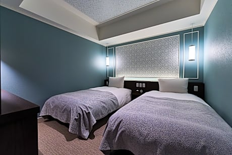4 Bedrooms for 3 People