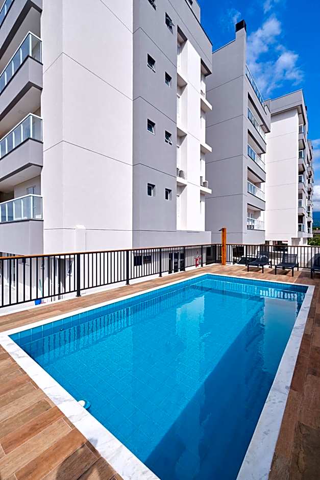 2 QUARTOS com Churrasqueira na Varanda, Piscina, Garagem interna, WiFi 500mbps, Ar Condicionado e Telas de Proteção