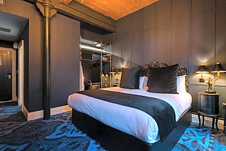 Deluxe King Room with Balcony - Non-Smoking