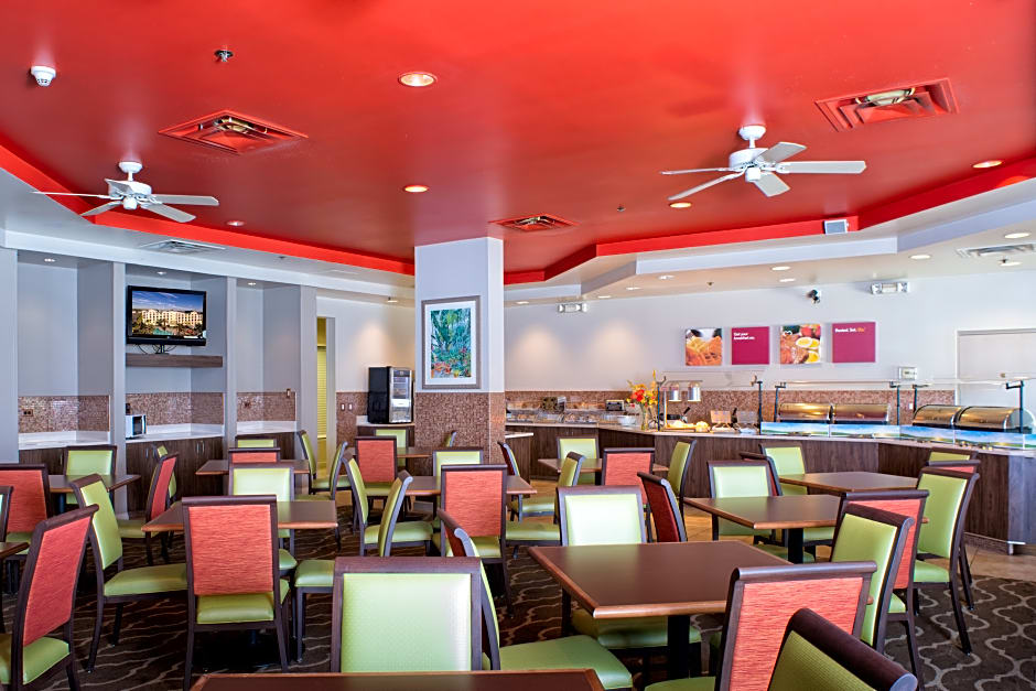 Comfort Suites Maingate East